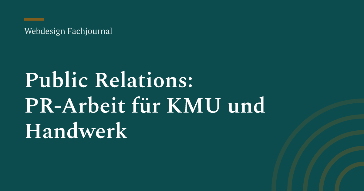 Zeitungsstapel und Notizblock auf einem Schreibtisch in einer kleinen Werkstatt