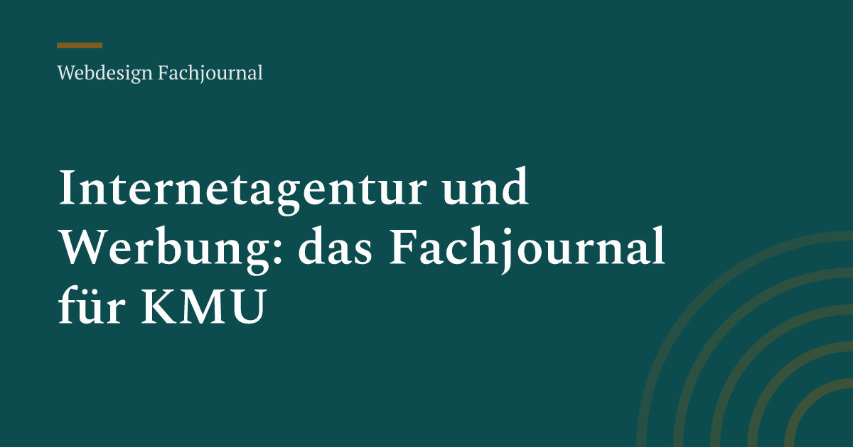 Arbeitstisch mit Laptop, Skizzen für ein Website-Layout und Farbmustern